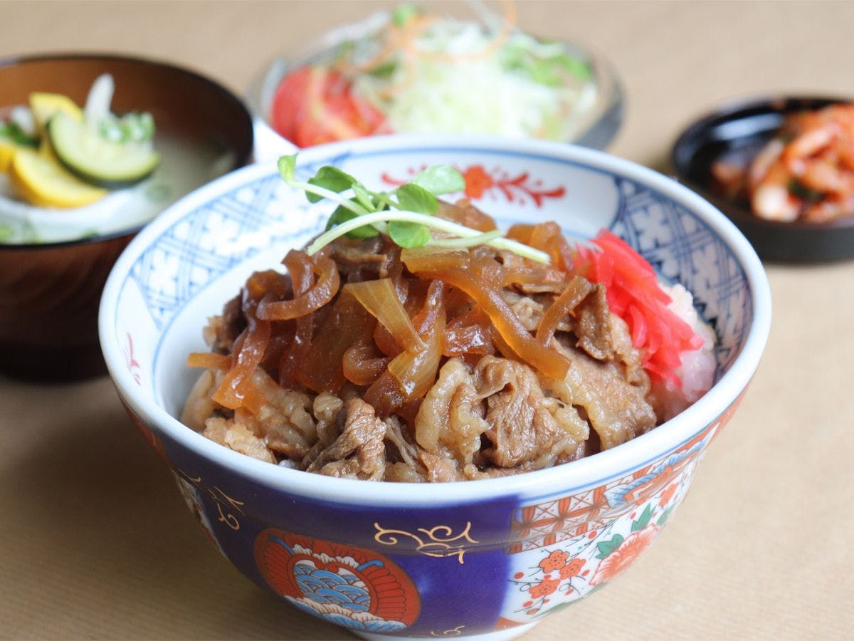 ข้าวหน้าเนื้อพร้อมกับเครื่องเคียง 2 อย่าง, กิมจิ, ซุป และสลัด