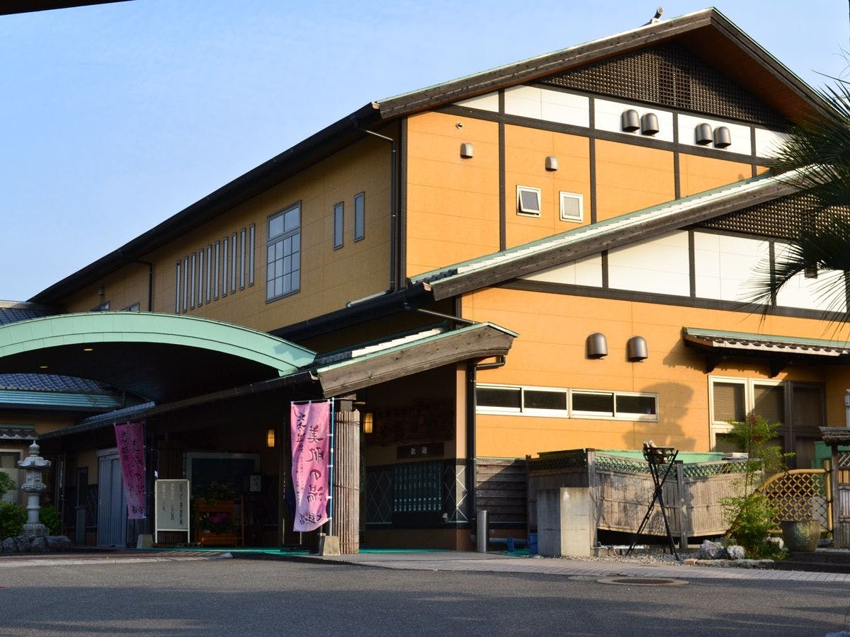 ภายนอกอาคารหลัก