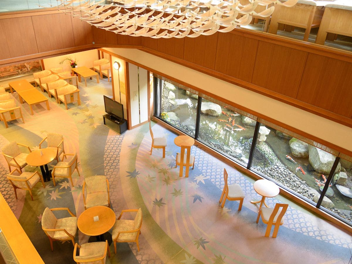 คุณสามารถผ่อนคลายในล็อบบี้ที่กว้างขวาง