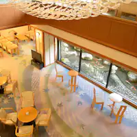 คุณสามารถผ่อนคลายในล็อบบี้ที่กว้างขวาง