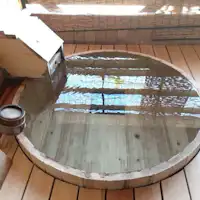 ห้องอาบน้ำกลางแจ้งไม้ฮิโนกิขนาดใหญ่