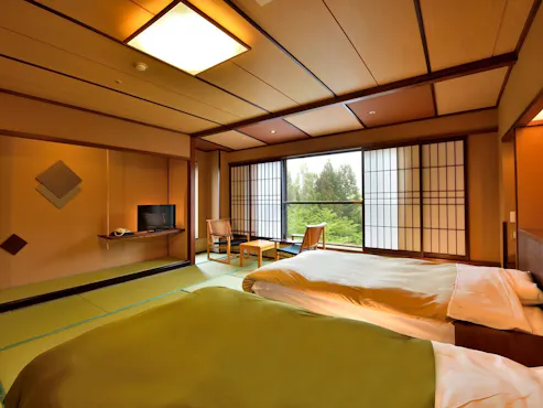 Kamar bergaya Jepang modern dengan dua tempat tidur single.