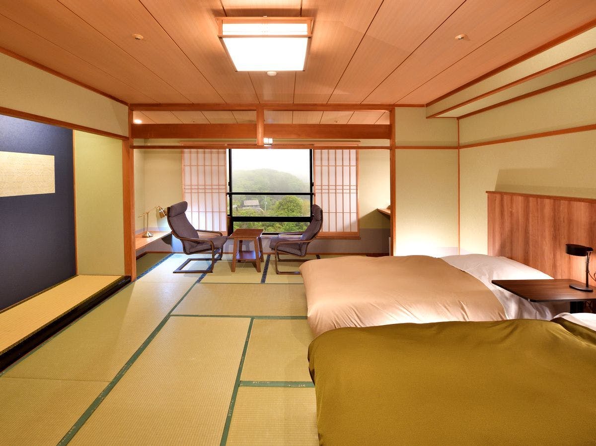 Kamar bergaya Jepang dengan dua tempat tidur single.