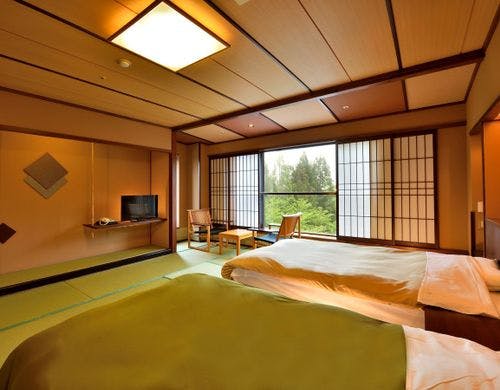 和室にツインベッドを配した和モダンルーム