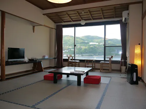 Liburan santai sambil menikmati pemandangan laut