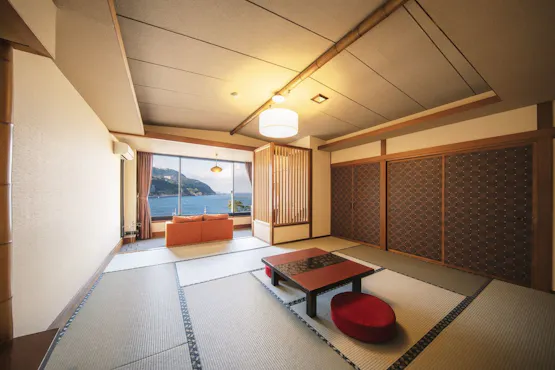 Nikmati pemandangan dari jendela besar