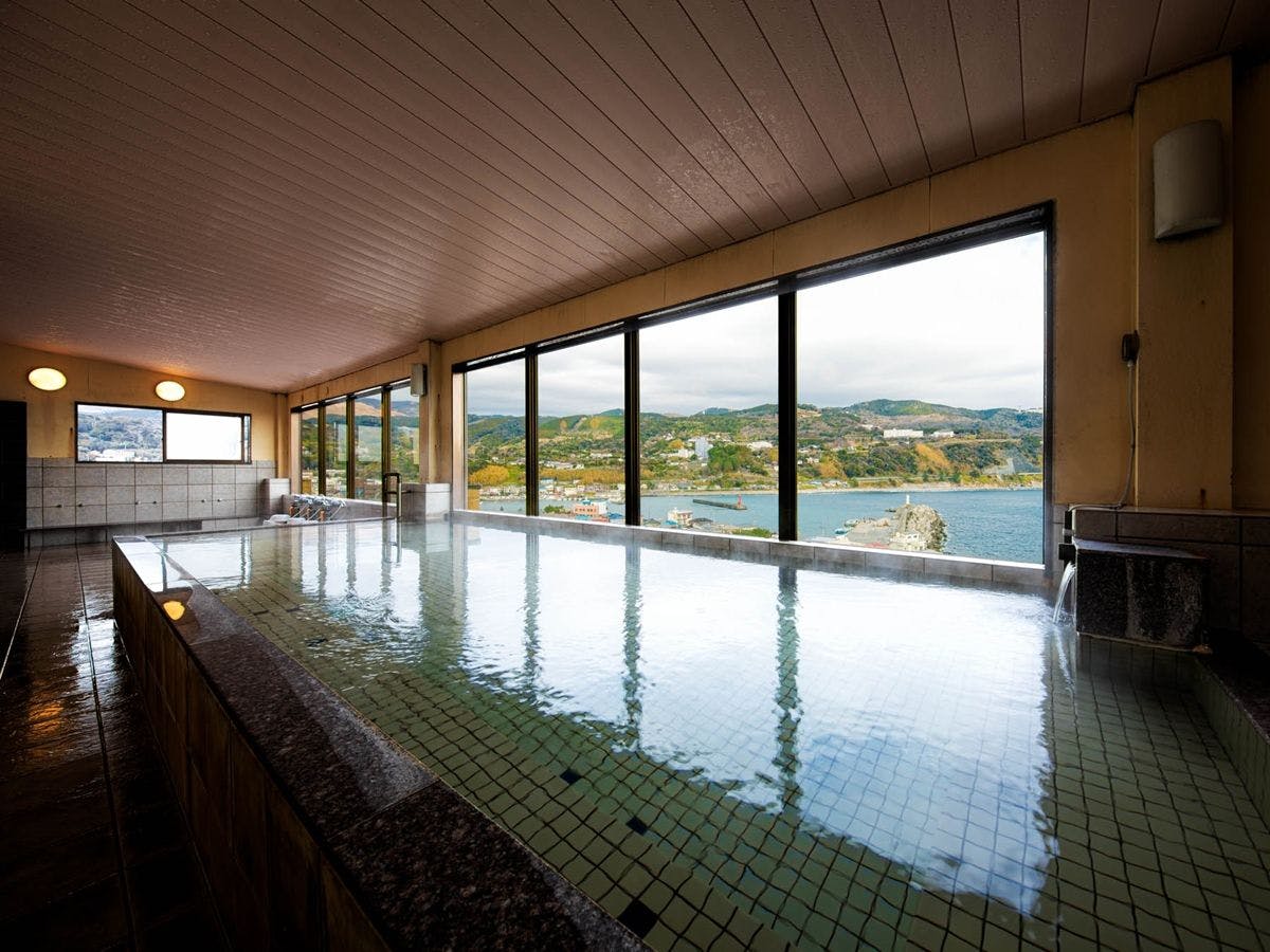 ชมวิวทิวทัศน์จากห้องอาบน้ำรวมชั้น 6