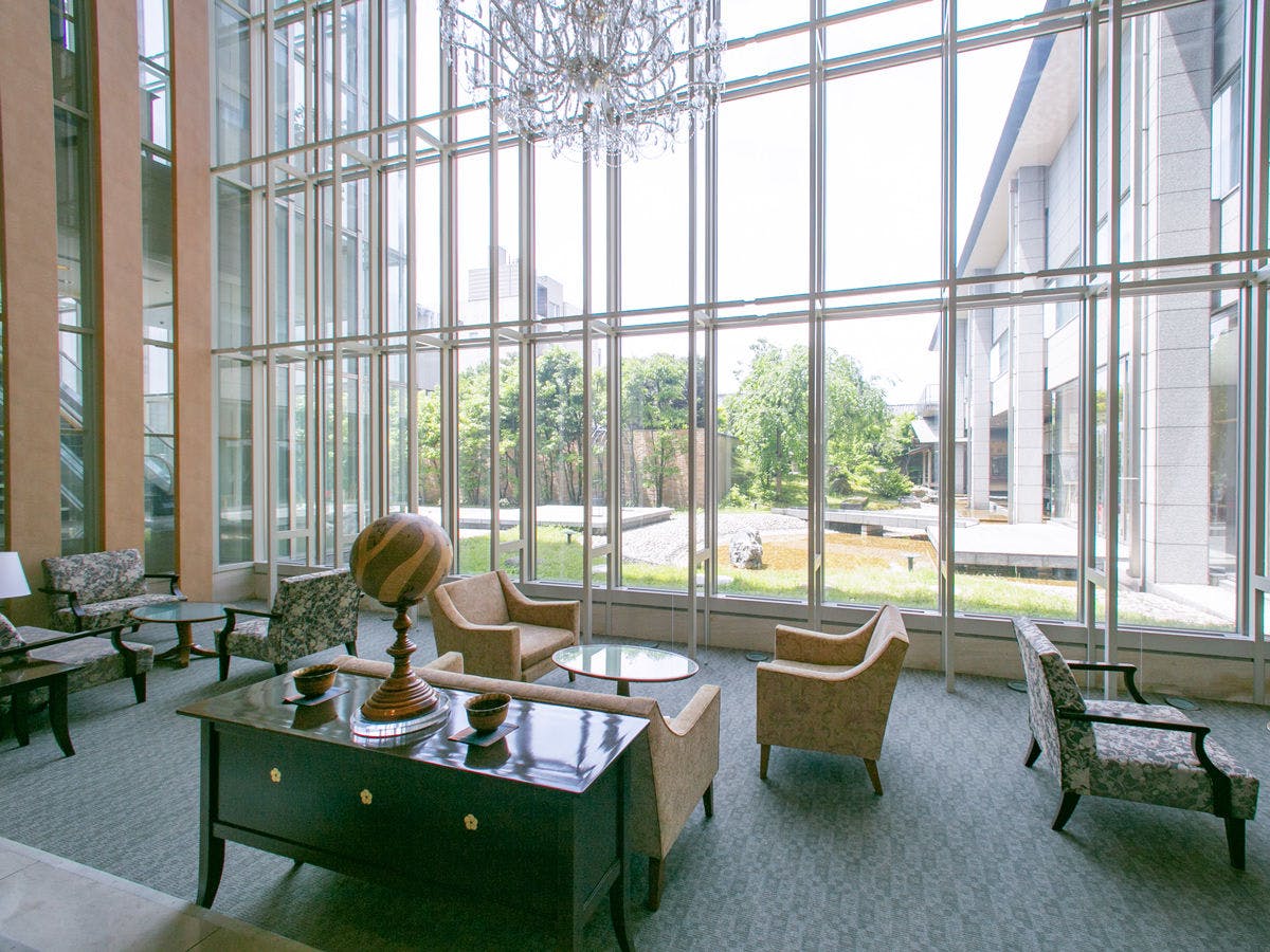 ล็อบบี้ที่สว่างสดใสด้วยแสงธรรมชาติ