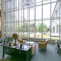 ล็อบบี้ที่สว่างสดใสด้วยแสงธรรมชาติ