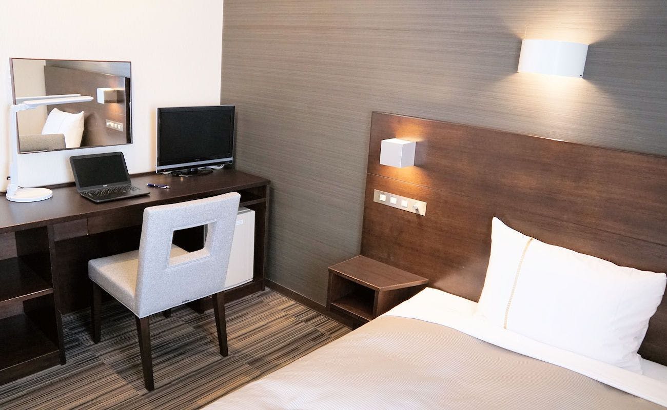 ห้องเดี่ยว (โต๊ะกว้างสำหรับทำงานคอมพิวเตอร์)