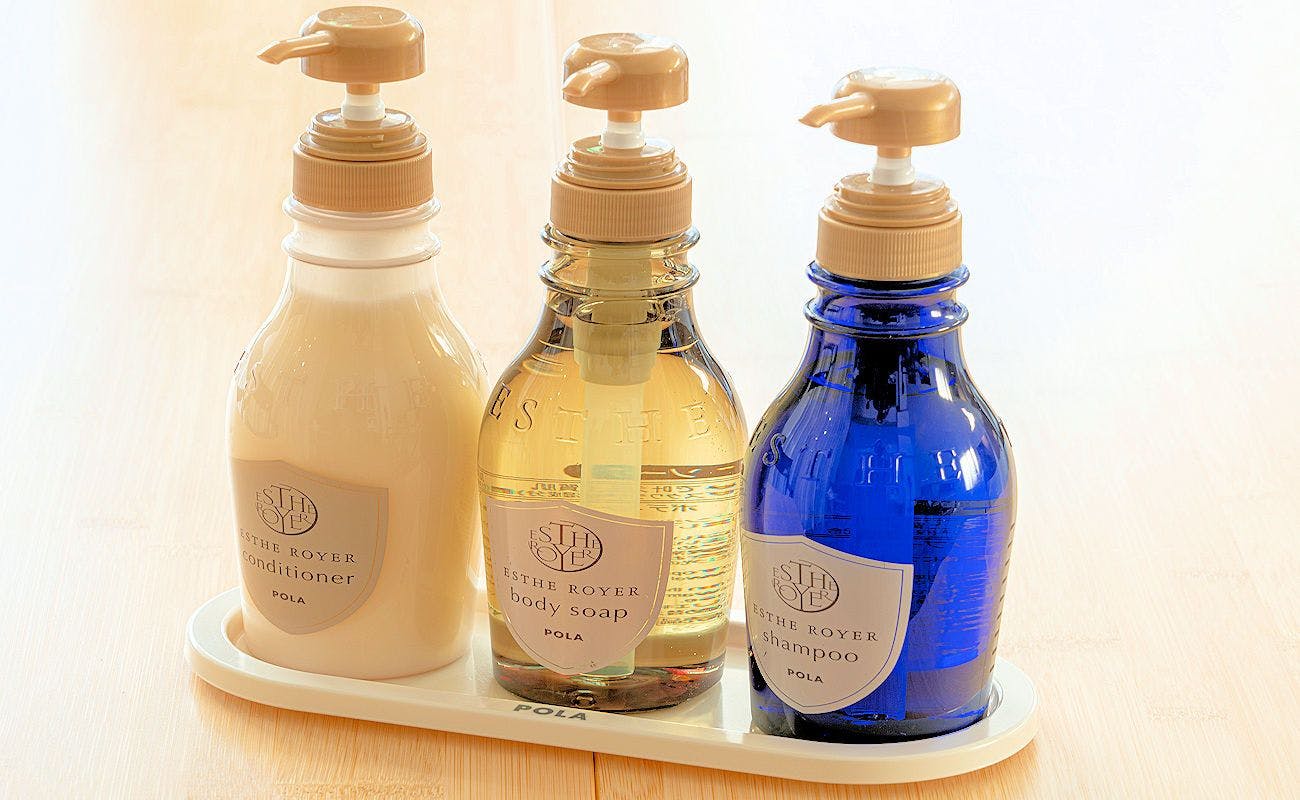 ห้องพักมีแชมพูยี่ห้อ POLA ให้บริการ