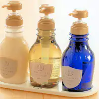 ห้องพักมีแชมพูยี่ห้อ POLA ให้บริการ