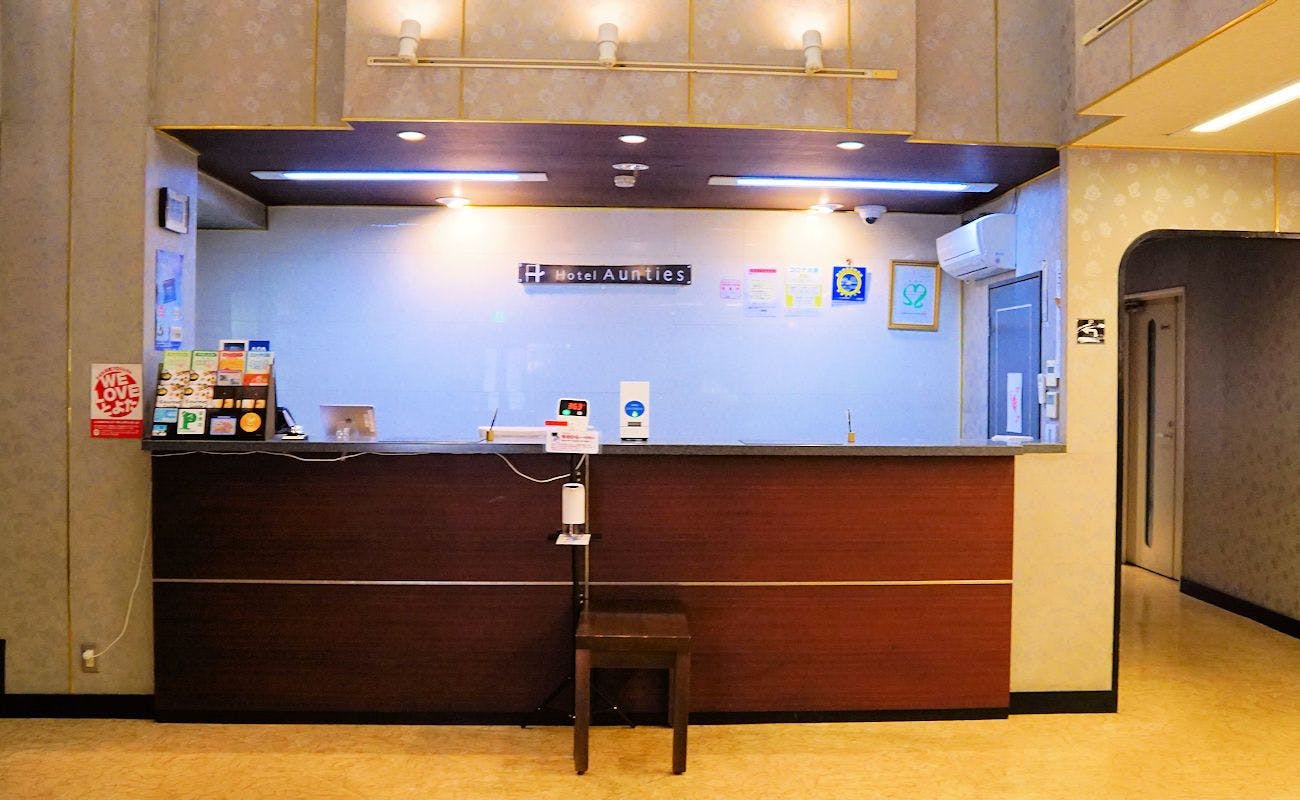 แผนกต้อนรับของโรงแรม (ติดตั้งเครื่องวัดอุณหภูมิอัตโนมัติแบบไม่สัมผัส)