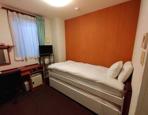 下段ベッドは寝る時だけ引出して使えます。