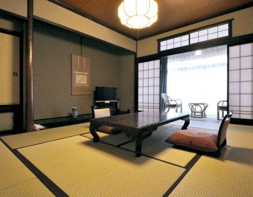 【和室10畳】庭園を眺めることができます