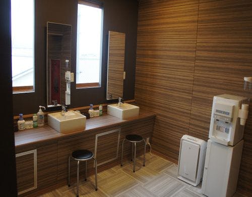 モダンな雰囲気の共用洗面所