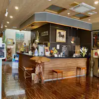 พนักงานที่เป็นมิตรจะช่วยสนับสนุนการเข้าพักของคุณ