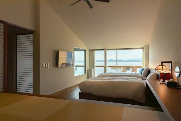 Pemandangan seluruh kamar dari laut