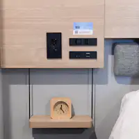 Sumber daya di samping tempat tidur