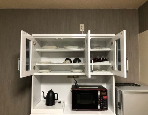 【２０２号室】食器、電子レンジ、ポット等