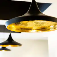 ไฟส่องสว่างที่เคาน์เตอร์