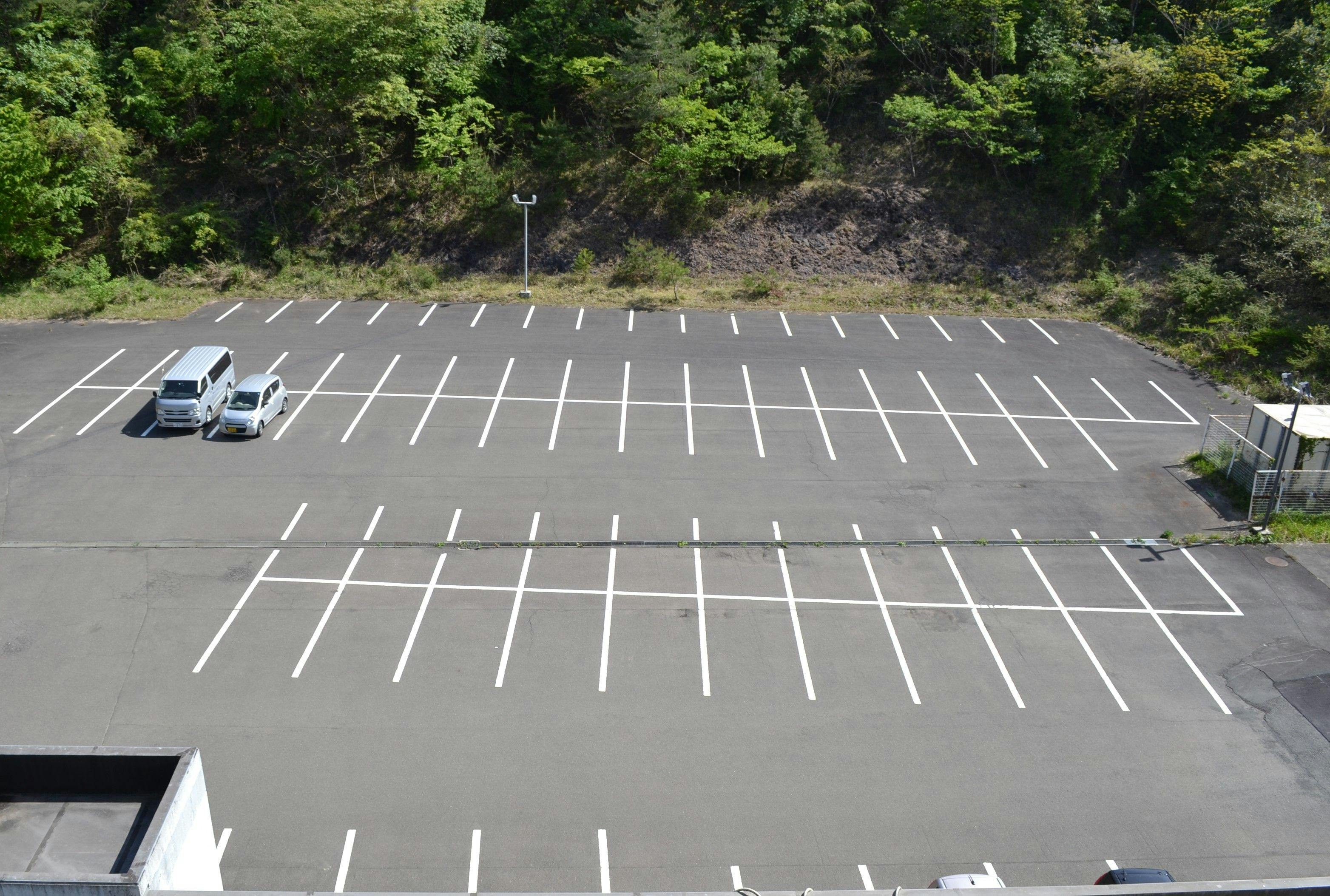 ที่จอดรถรองรับได้ 85 คัน (ฟรีสำหรับรถยนต์ทั่วไป)