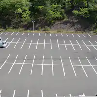 ที่จอดรถรองรับได้ 85 คัน (ฟรีสำหรับรถยนต์ทั่วไป)