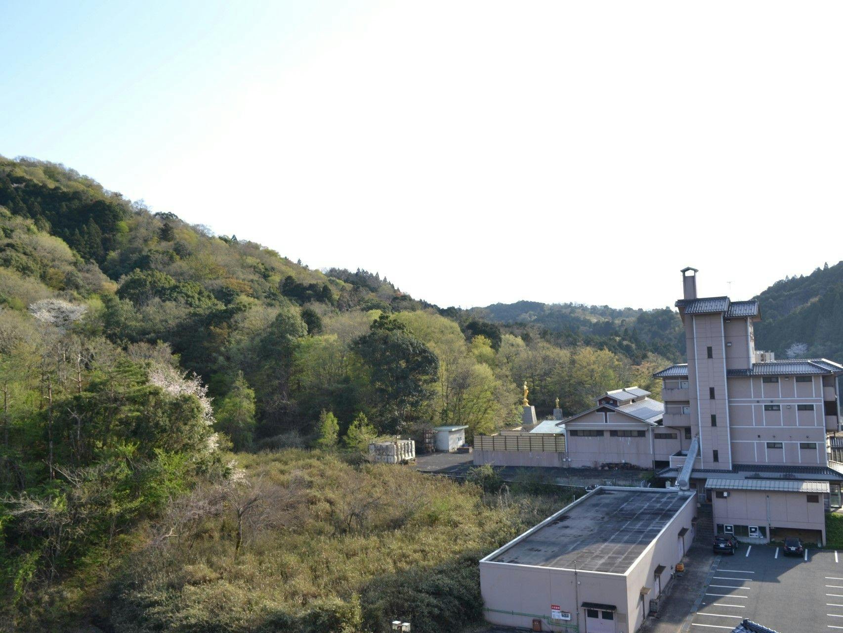 วิวจากห้องสไตล์ญี่ปุ่น (มองเห็นน้ำพุร้อน Fujitsu)