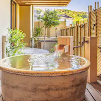 ตัวอย่างอ่างอาบน้ำกลางแจ้งในห้องพัก (ไม่ใช่น้ำพุร้อน)