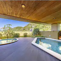 แสงแดดลอดผ่านใบไม้ (อ่างอาบน้ำกลางแจ้งสำหรับผู้หญิง)