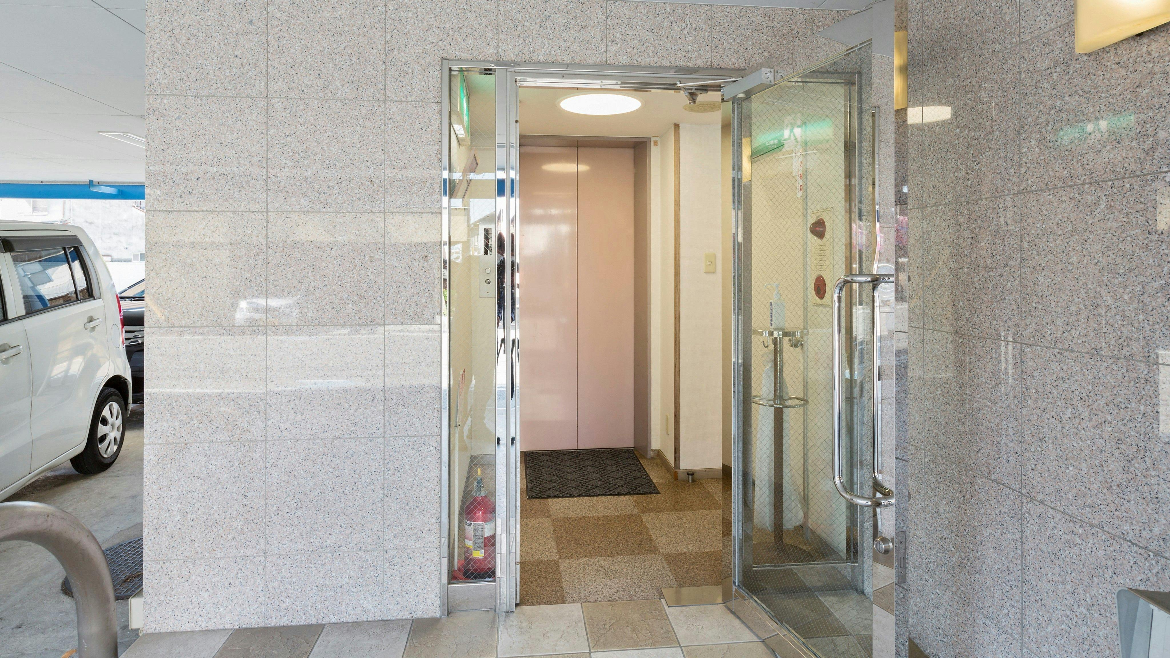 Di depan lift lantai 1