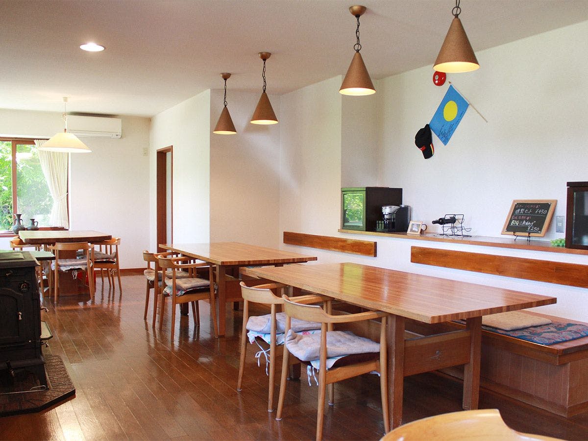 นี่คือพื้นที่รับประทานอาหารที่ให้ความอบอุ่นจากไม้