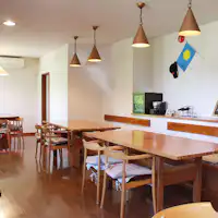 นี่คือพื้นที่รับประทานอาหารที่ให้ความอบอุ่นจากไม้