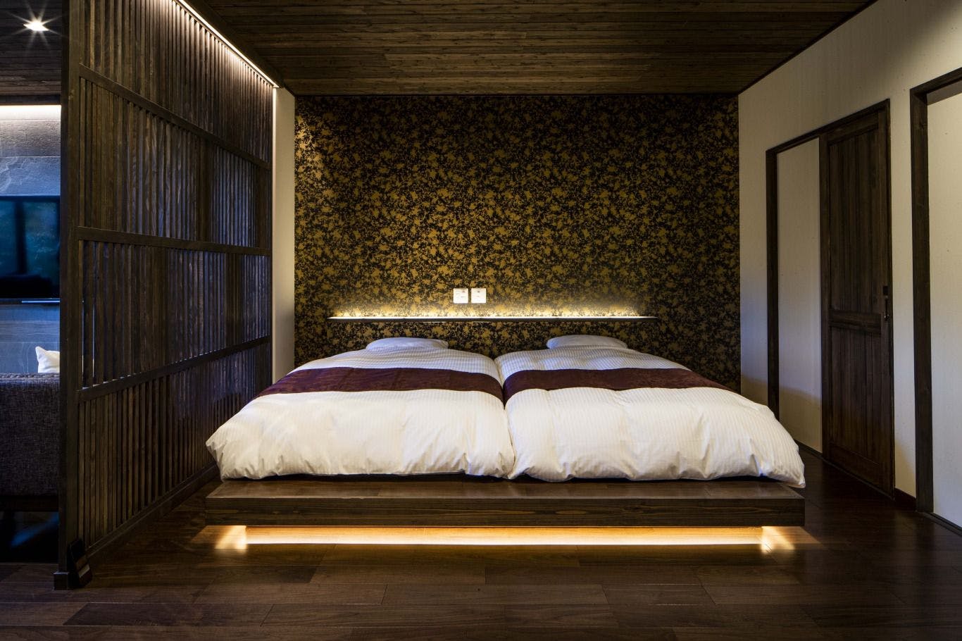 ห้องพักพร้อมอ่างอาบน้ำกลางแจ้ง ห้องโซเซกิ เตียงยกสูง