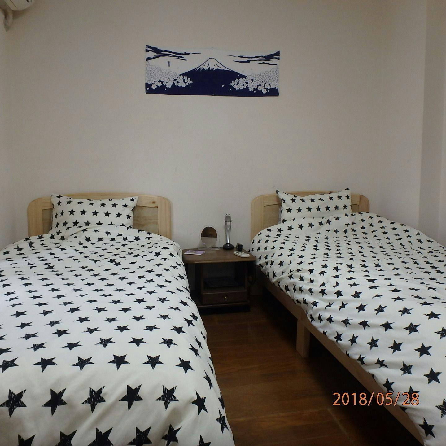 นี่คือเตียงเดี่ยวในห้องพัก.