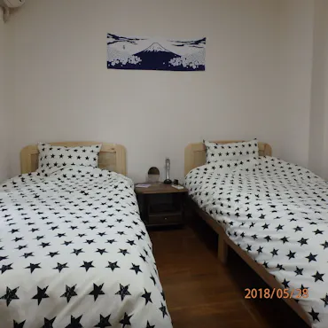 นี่คือเตียงเดี่ยวในห้องพัก.