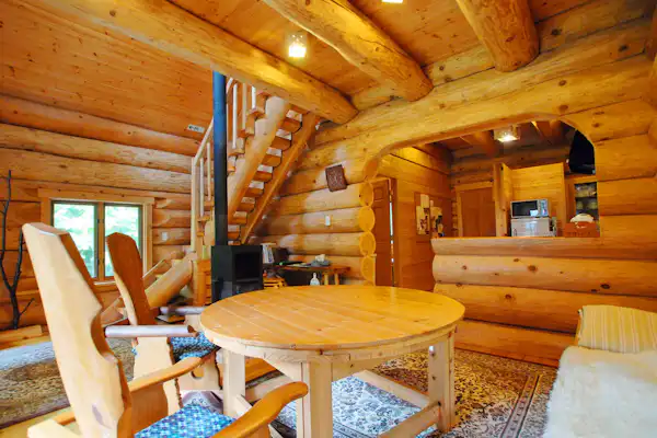 ห้องนั่งเล่นในกระท่อม