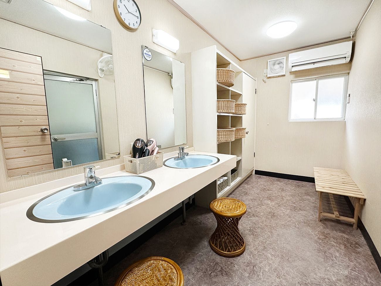 ชั้น 1 อ่างล้างหน้าในห้องอาบน้ำชาย / ห้องเปลี่ยนเสื้อผ้า