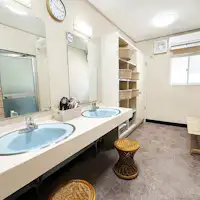 ชั้น 1 อ่างล้างหน้าในห้องอาบน้ำชาย / ห้องเปลี่ยนเสื้อผ้า