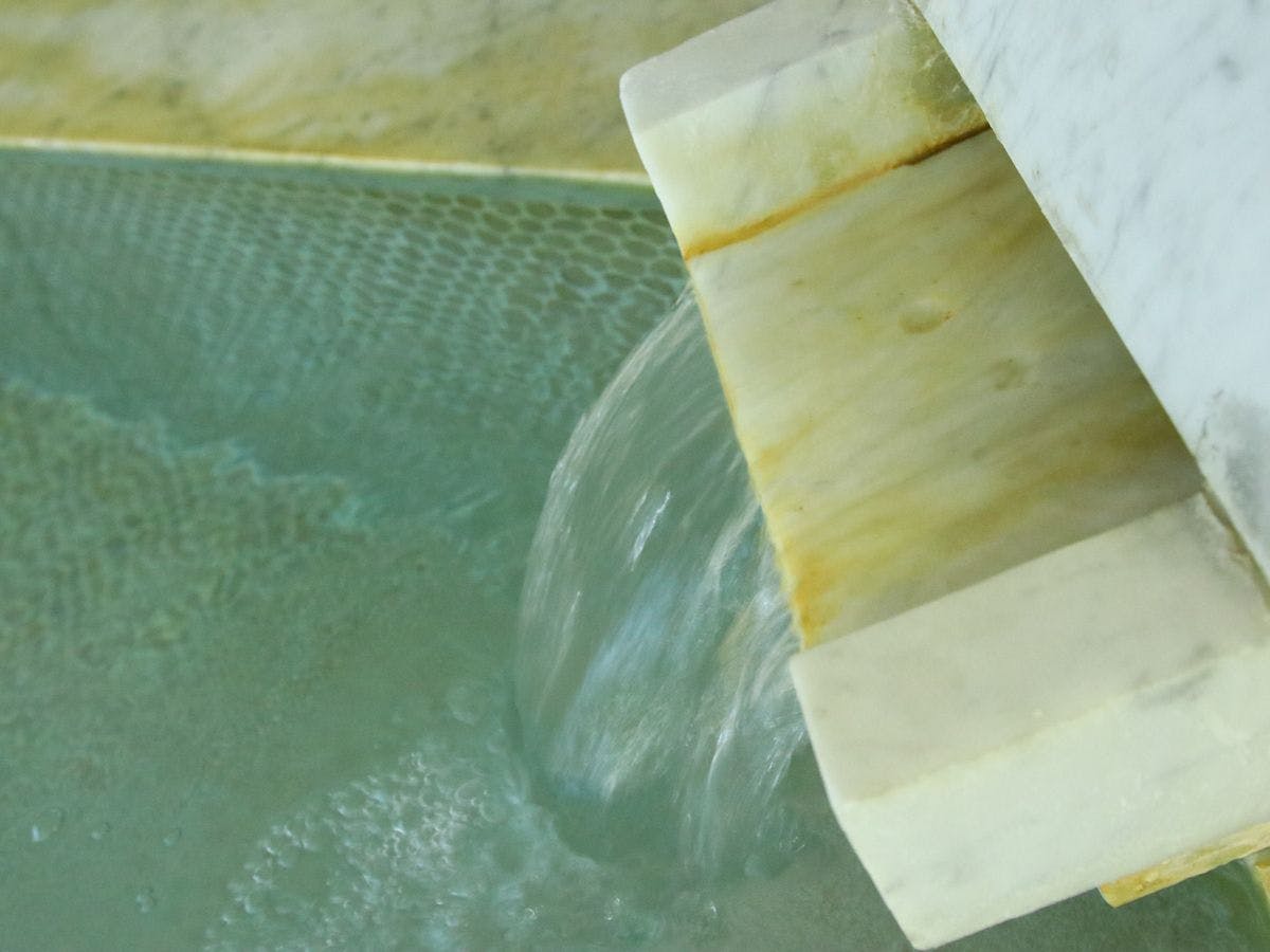 이것은 온천 원천에서 직접 흐르는 온천입니다.