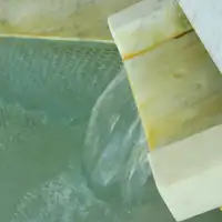 이것은 온천 원천에서 직접 흐르는 온천입니다.