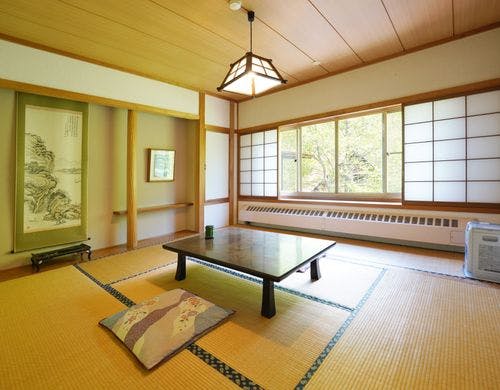 【東館・和室８畳】明神岳を一望するお部屋