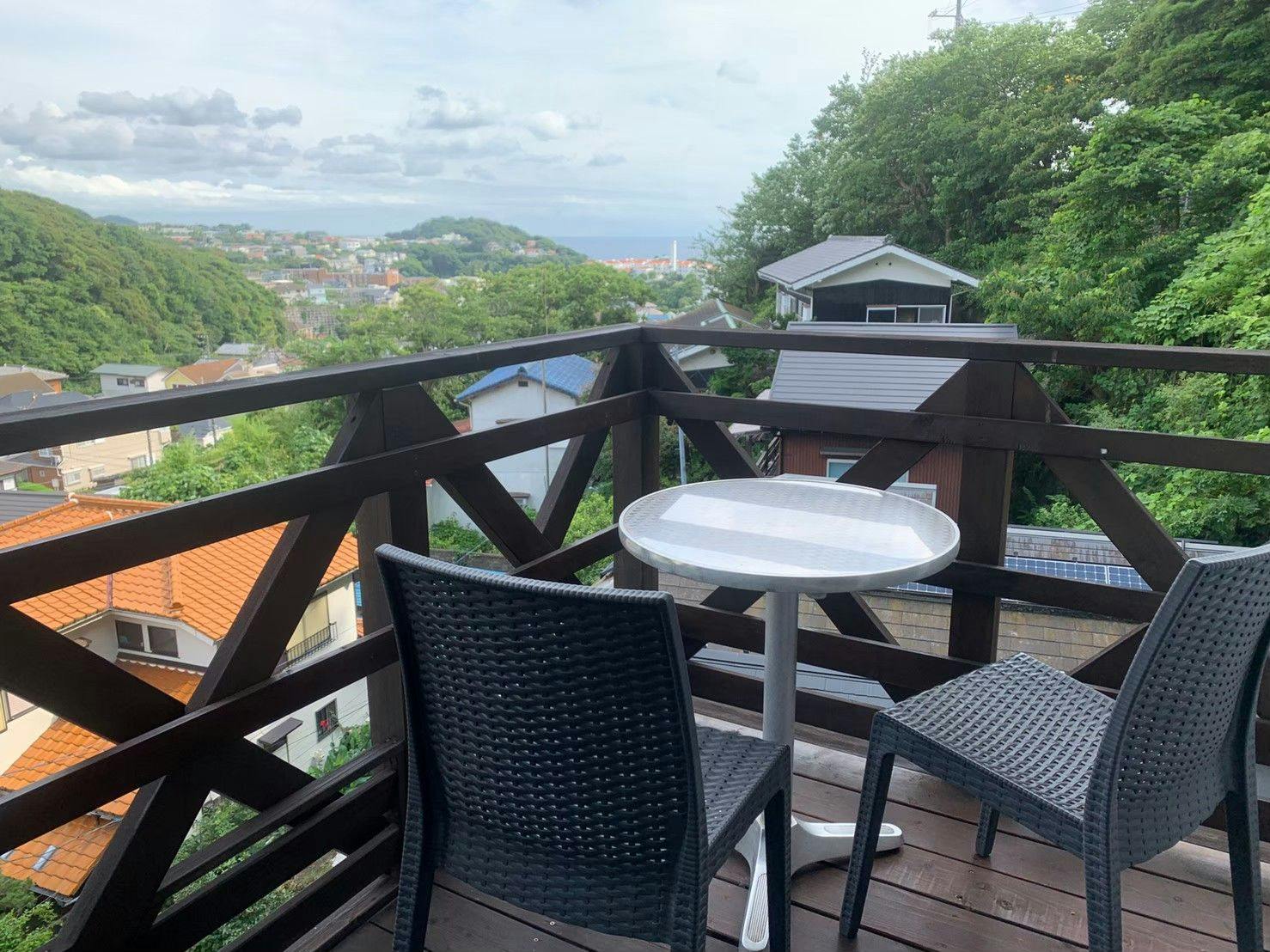 จากดาดฟ้าชั้นสอง คุณยังสามารถมองเห็นทะเลได้