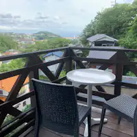 จากดาดฟ้าชั้นสอง คุณยังสามารถมองเห็นทะเลได้