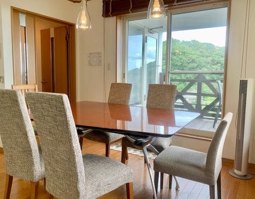 ダイニングテーブル<BR>Dining table