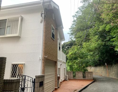 縦列でお車２台をお停めいただけます