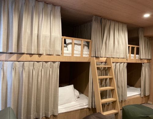 ベッドにはそれぞれカーテンがついています