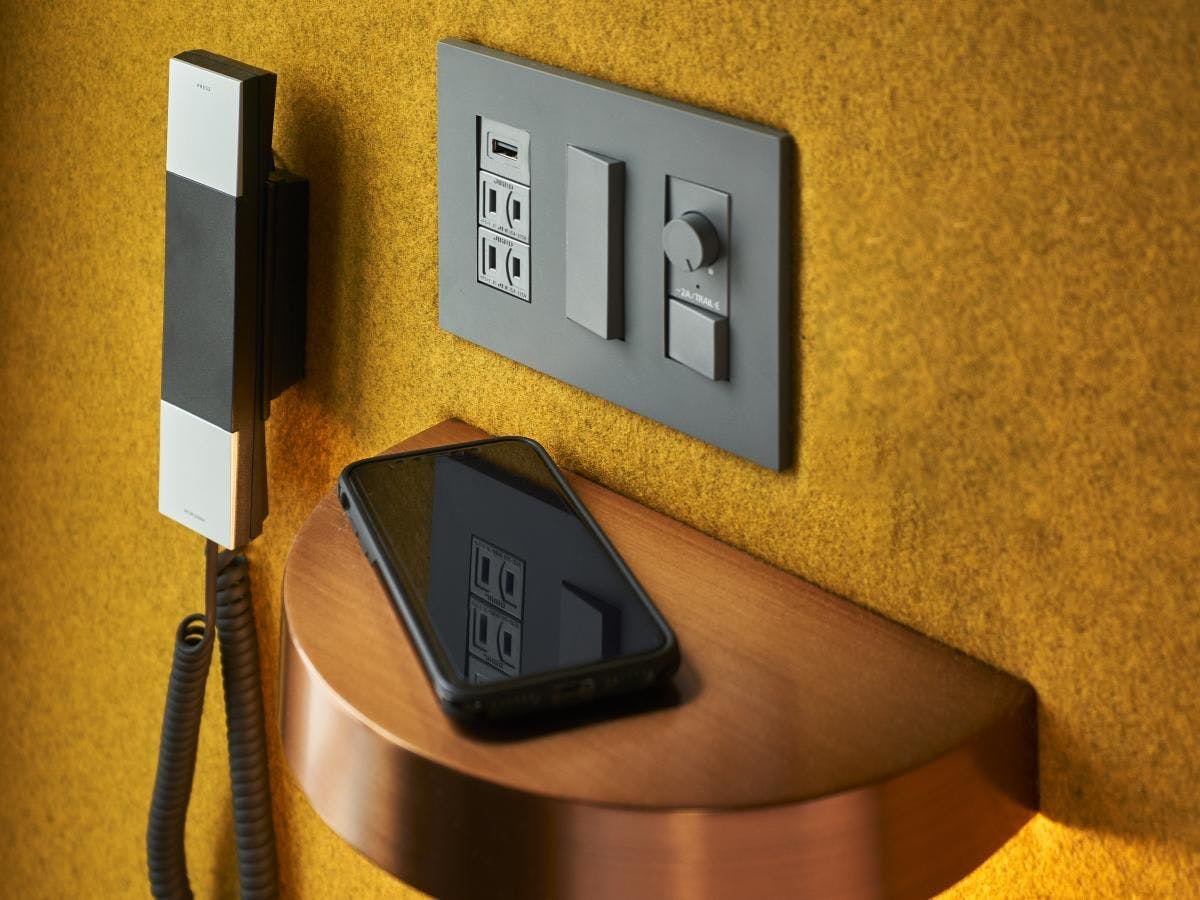 โทรศัพท์, ปลั๊กไฟข้างเตียง