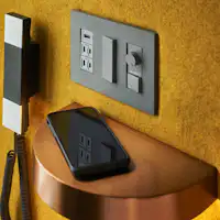 โทรศัพท์, ปลั๊กไฟข้างเตียง