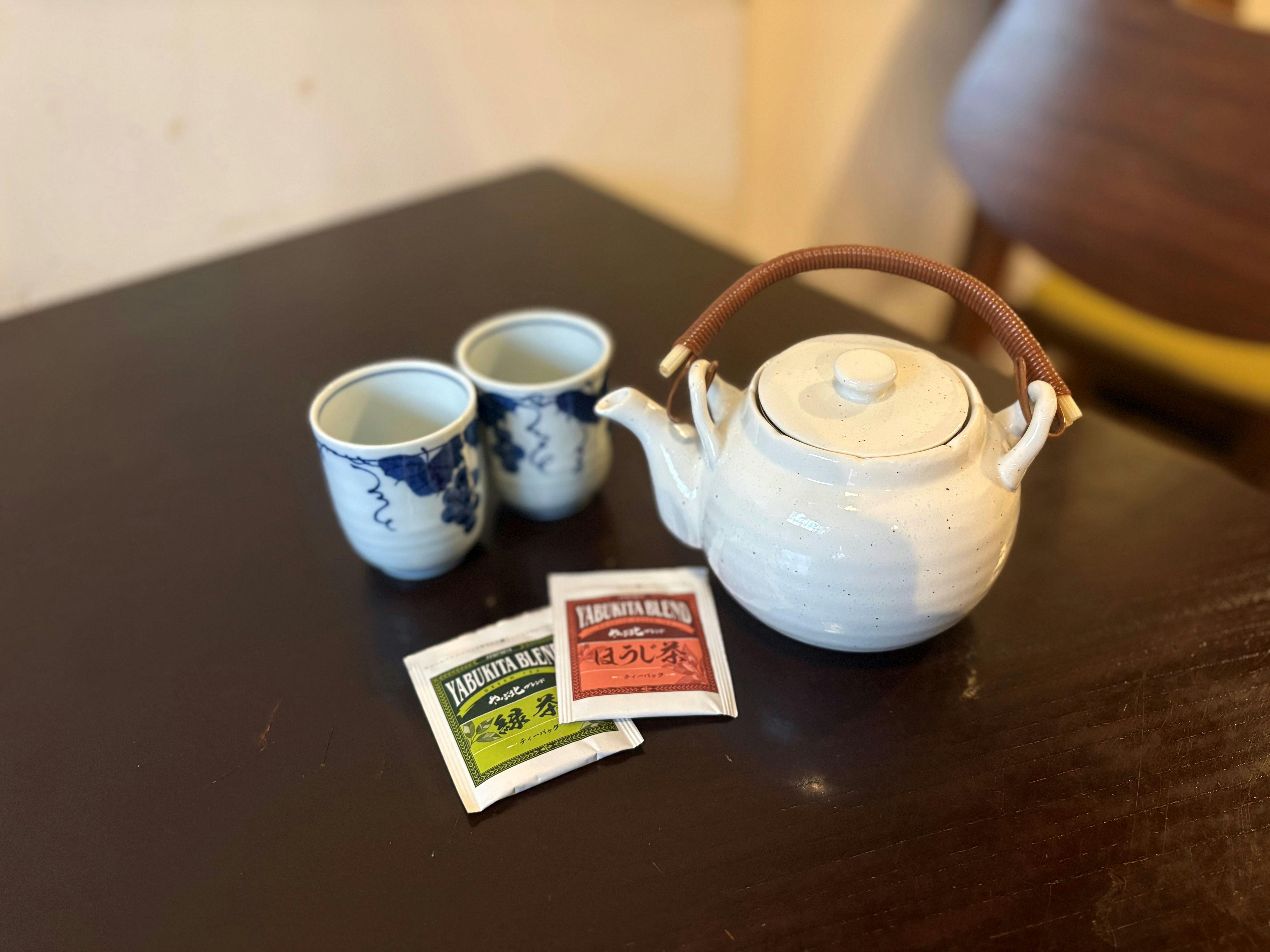 เรามีบริการกาน้ำชาและชาให้พร้อม